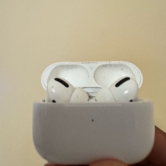 Airpods originals and Airpods Pro 2 - Picture 4 of 4
